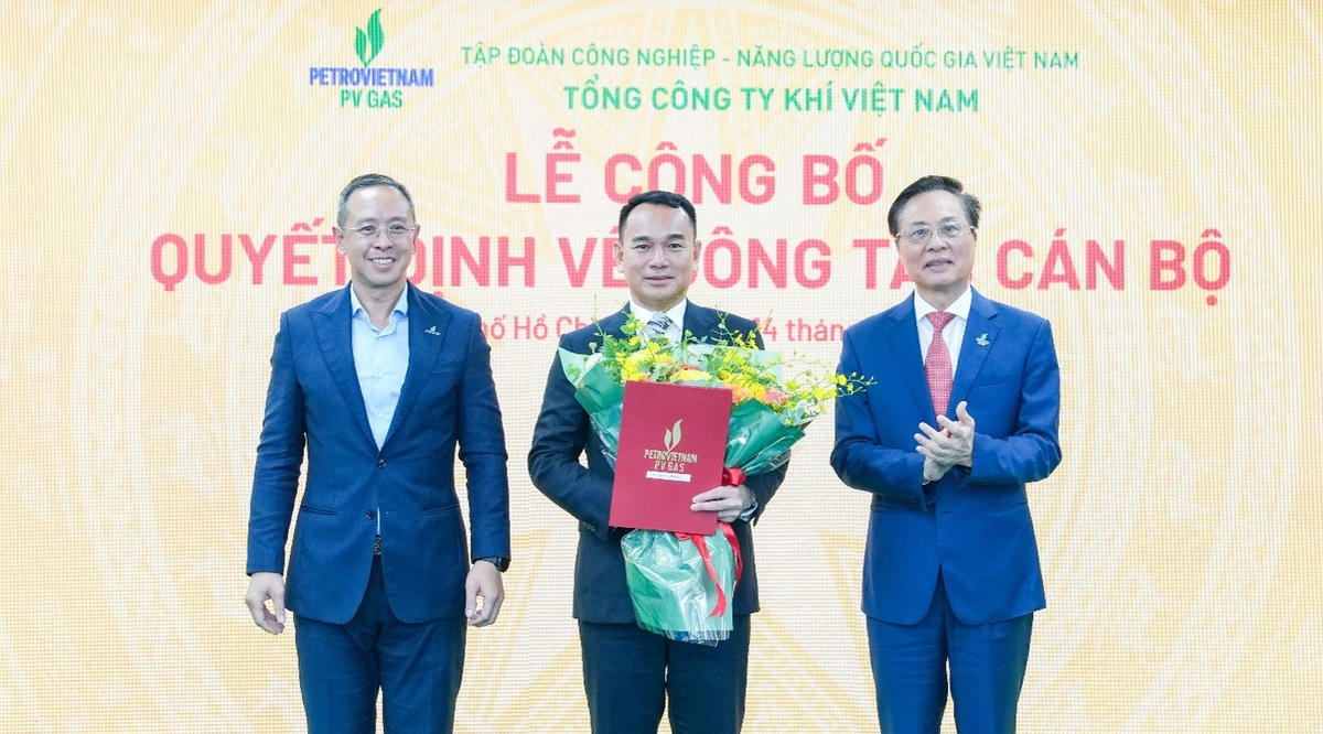 Thành viên HĐTV Petrovietnam Trần Bình Minh và Chủ tịch HĐQT PV GAS Bùi Minh Tiến tặng hoa chúc mừng Tân Tổng Giám đốc PV GAS Dương Trí Hội (Ảnh: chinhphu.vn/LT)