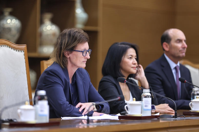  Bà Fiona Bassett, Tổng Giám đốc điều hành Tổ chức FTSE Russell và đoàn đại diện các tổ chức đầu tư toàn cầu tại buổi tiếp của Thủ tướng Lê Minh Hưng chiều 17/9. Ảnh: chinhphu.vn/Nhật Bắc