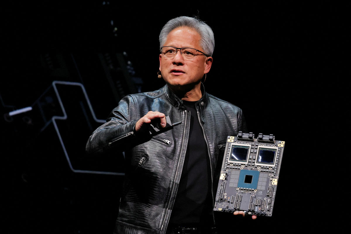 Jensen Huang giới thiệu phần cứng Nvidia. Nguồn Reuters.