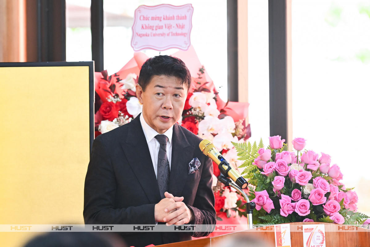 Ông Minato Koji, Chủ tịch Tập đoàn ITOKI chúc mừng Đại học Bách khoa Hà Nội nhân dịp khánh thành Không gian Việt - Nhật. Ảnh: HUST/Duy Thành