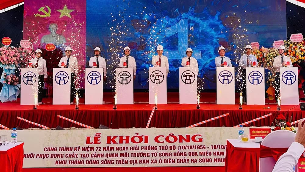 Các đại biểu nhấn nút khởi công Dự án “Khôi phục dòng chảy, tạo cảnh quan môi trường từ sông Hồng qua Miếu Hàm Rồng, đền Văn Hiến, khơi thông dòng sông trên địa bàn xã Ô Diên”. Ảnh: Diệu Thương/Nhân Dân