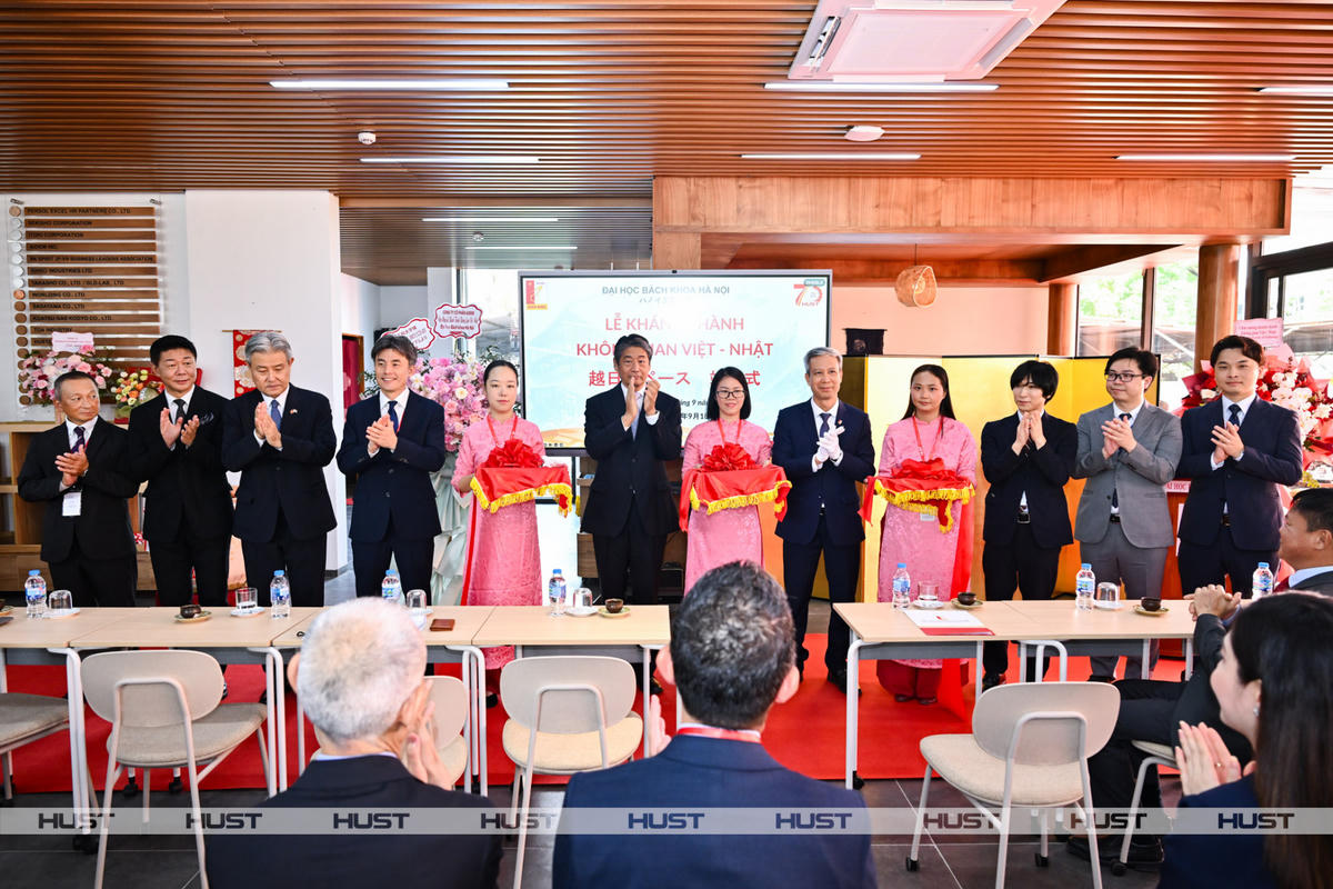 Giám đốc Đại học Bách khoa Hà Nội cùng các đối tác Nhật cắt băng khánh thành Không gian Việt - Nhật. Ảnh: HUST/Duy Thành