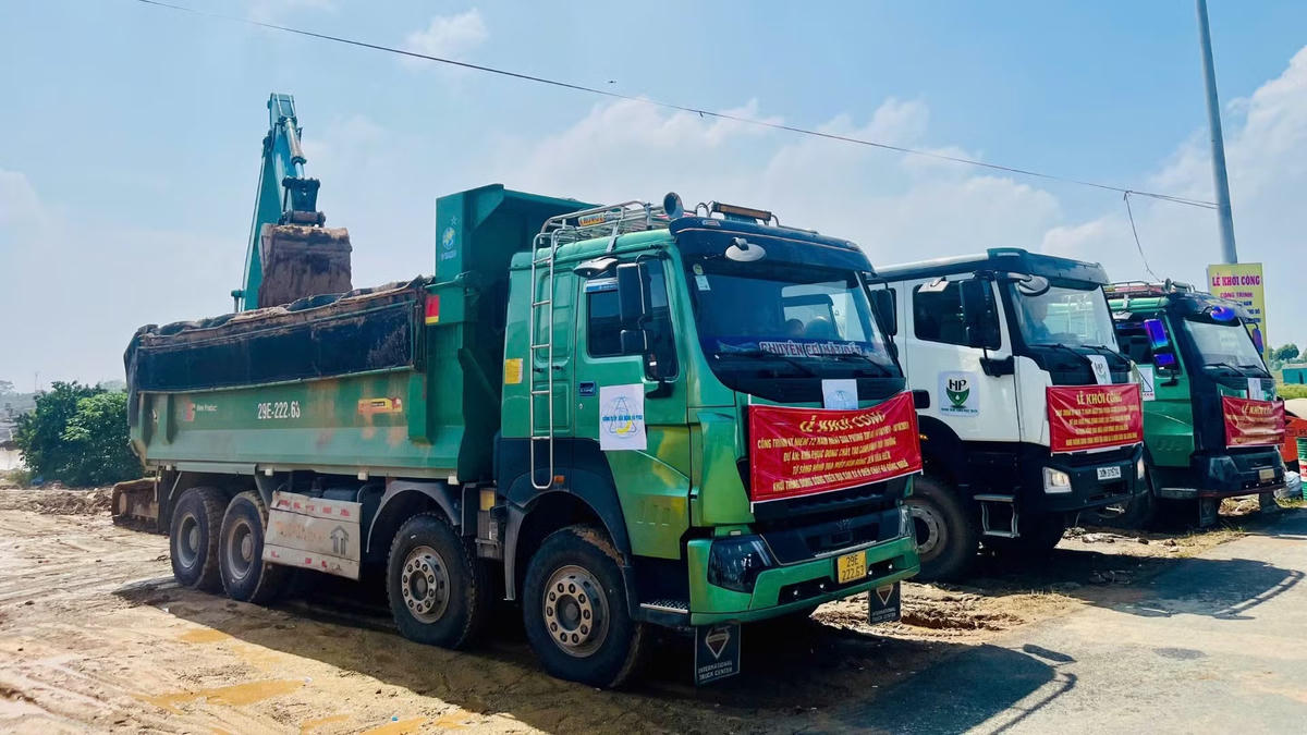 Các phương tiện, máy móc sẵn sàng thi công tại lễ khởi công Dự án khôi phục dòng chảy, tạo cảnh quan môi trường trên địa bàn xã Ô Diên. Ảnh: Diệu Thương/Nhân Dân