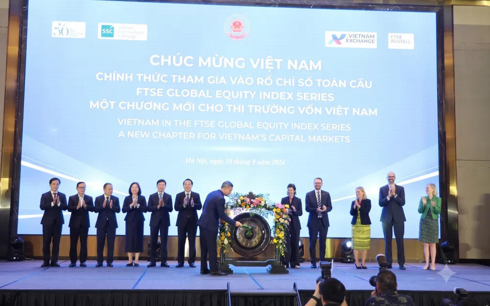 Bộ trưởng Bộ Tài chính Ngô Văn Tuấn thực hiện nghi thức đánh cồng, đánh dấu việc thị trường chứng khoán Việt Nam chính thức tham gia chỉ số thị trường mới nổi của FTSE Russell. 