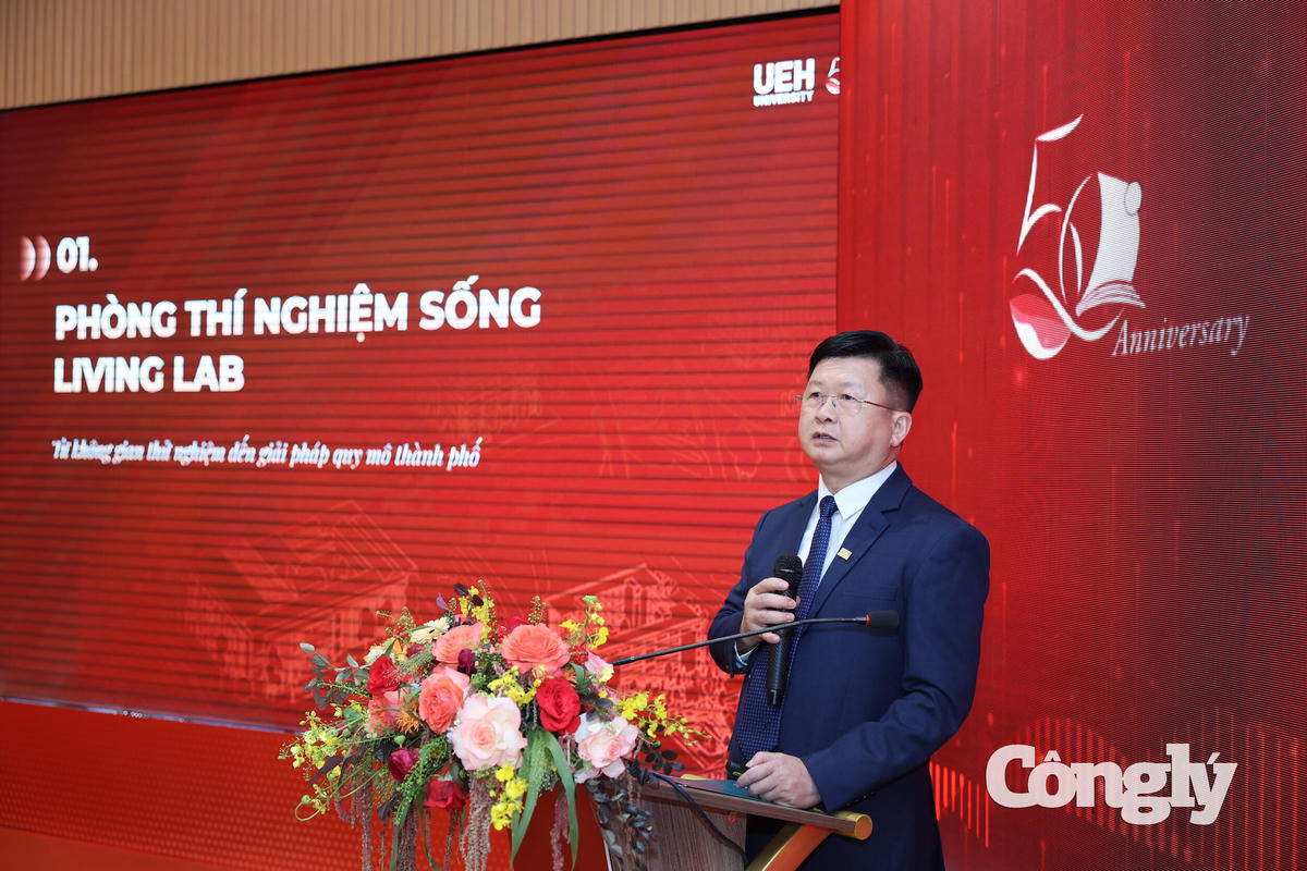 TS. Đinh Công Khải phát biểu