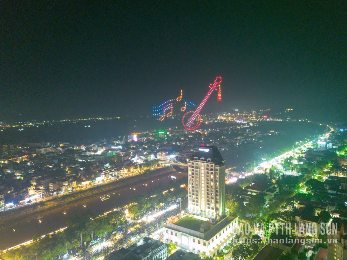 Màn trình diễn thiết bị bay (Drone Light Show) trong chương trình khai mạc lễ hội. Ảnh: Báo và PTTH Lạng Sơn