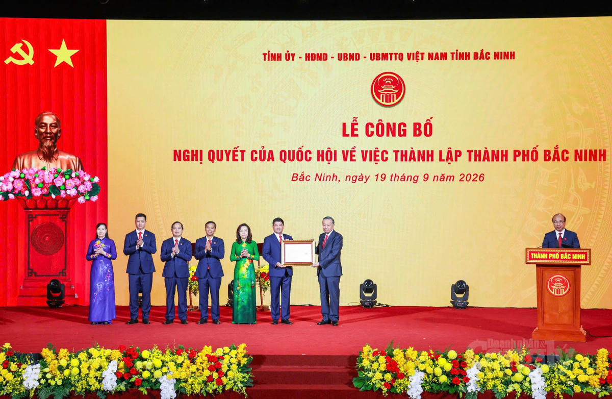 Tổng Bí thư, Chủ tịch nước Tô Lâm trao Nghị quyết của Quốc hội về việc thành lập thành phố Bắc Ninh cho lãnh đạo Thành phố.