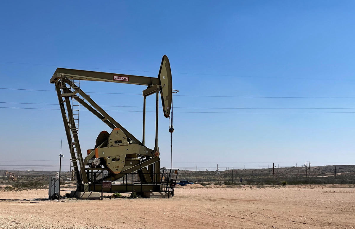 Giàn bơm dầu tại Midland, bang Texas, Mỹ. Ảnh: Reuters.