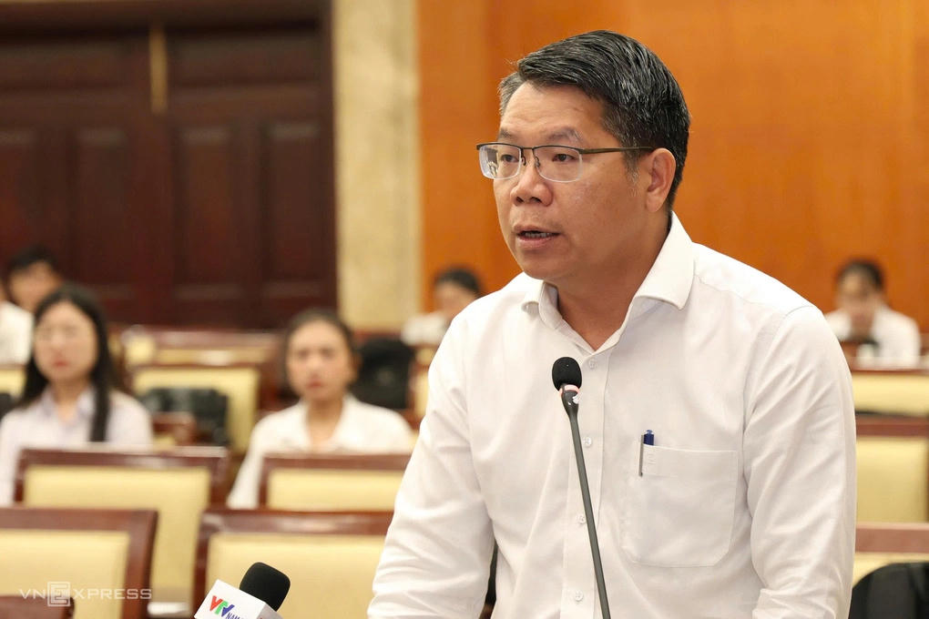Giám đốc Sở Khoa học và Công nghệ TP HCM Lê Văn Thăng trình bày trong phiên thảo luận hội trường kỳ họp HĐND TP HCM, sáng 22/9. (Ảnh: An Phương/VnExpress)