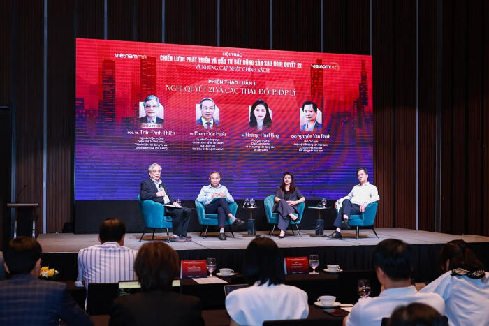 Các chuyên gia thảo luận tại Phiên 1 Hội thảo “Chiến lược phát triển và đầu tư bất động sản sau Nghị quyết 21 và những cập nhật chính sách”. Ảnh: BTC