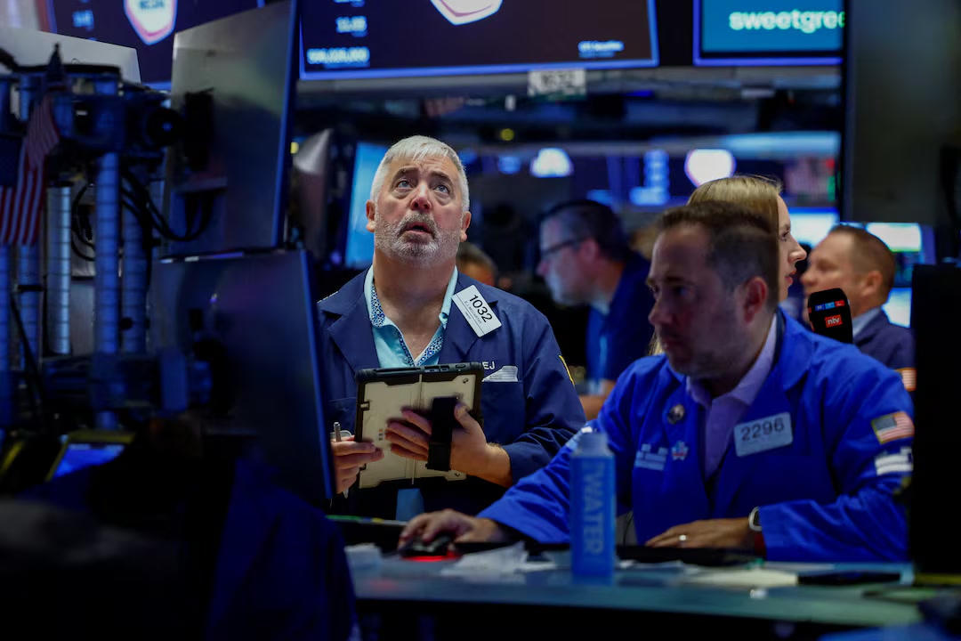 Nhà giao dịch làm việc trên sàn New York Stock Exchange tại New York, Mỹ. Ảnh: Reuters/Jeenah Moon.