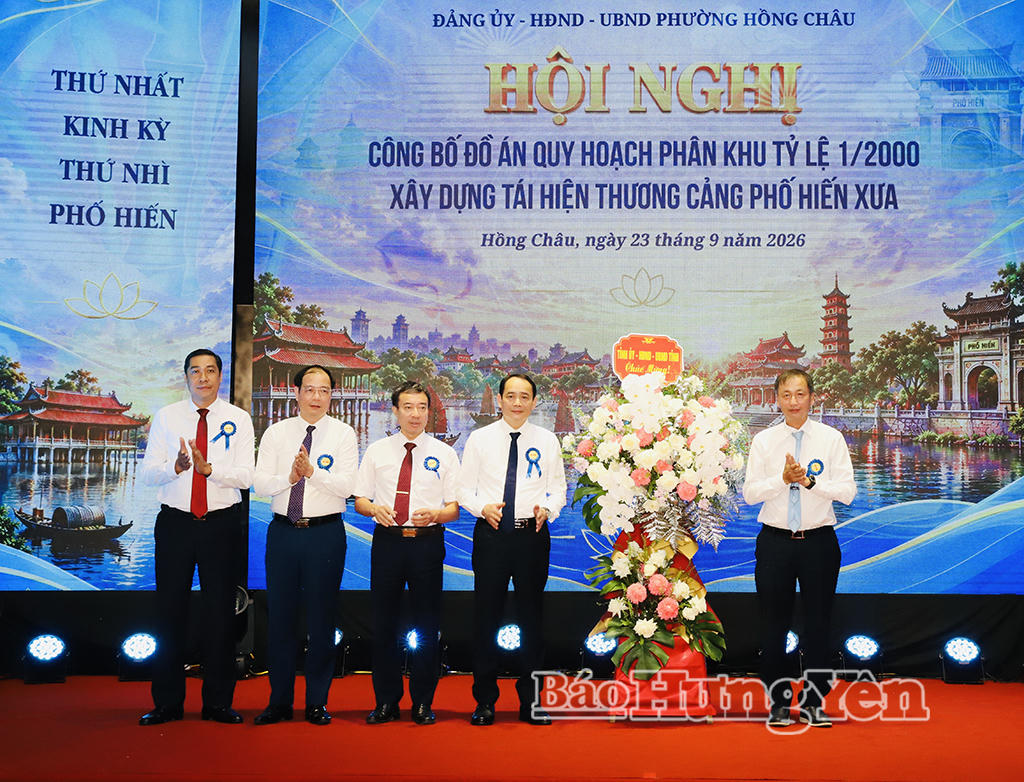 Đồng chí Nguyễn Hùng Nam, Phó Chủ tịch UBND tỉnh Hưng Yên tặng hoa chúc mừng các phường, xã trong vùng quy hoạch. (Ảnh: Cổng thông tin điện tử tỉnh Hưng Yên).