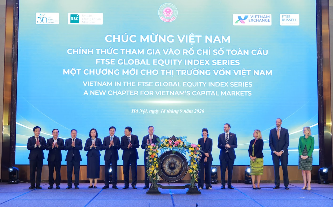 Các đại biểu thực hiện nghi thức đánh cồng, đánh dấu Việt Nam chính thức nâng hạng lên thị trường mới nổi thứ cấp. Ảnh: UBCKNN