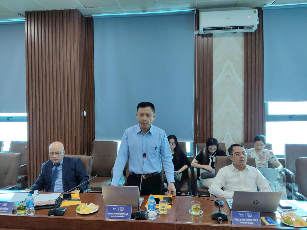 PGS.TS Nguyễn Thành Lợi, Phó Chủ tịch Hội đồng Chuyên gia cấp cao CEF, góp ý tại cuộc họp chuẩn bị Diễn đàn. Ảnh: Khắc Kiên.