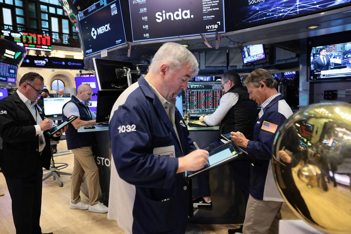 Các nhà giao dịch làm việc tại Sở Giao dịch chứng khoán New York (NYSE), Mỹ. Ảnh: Reuters/Jeenah Moon.