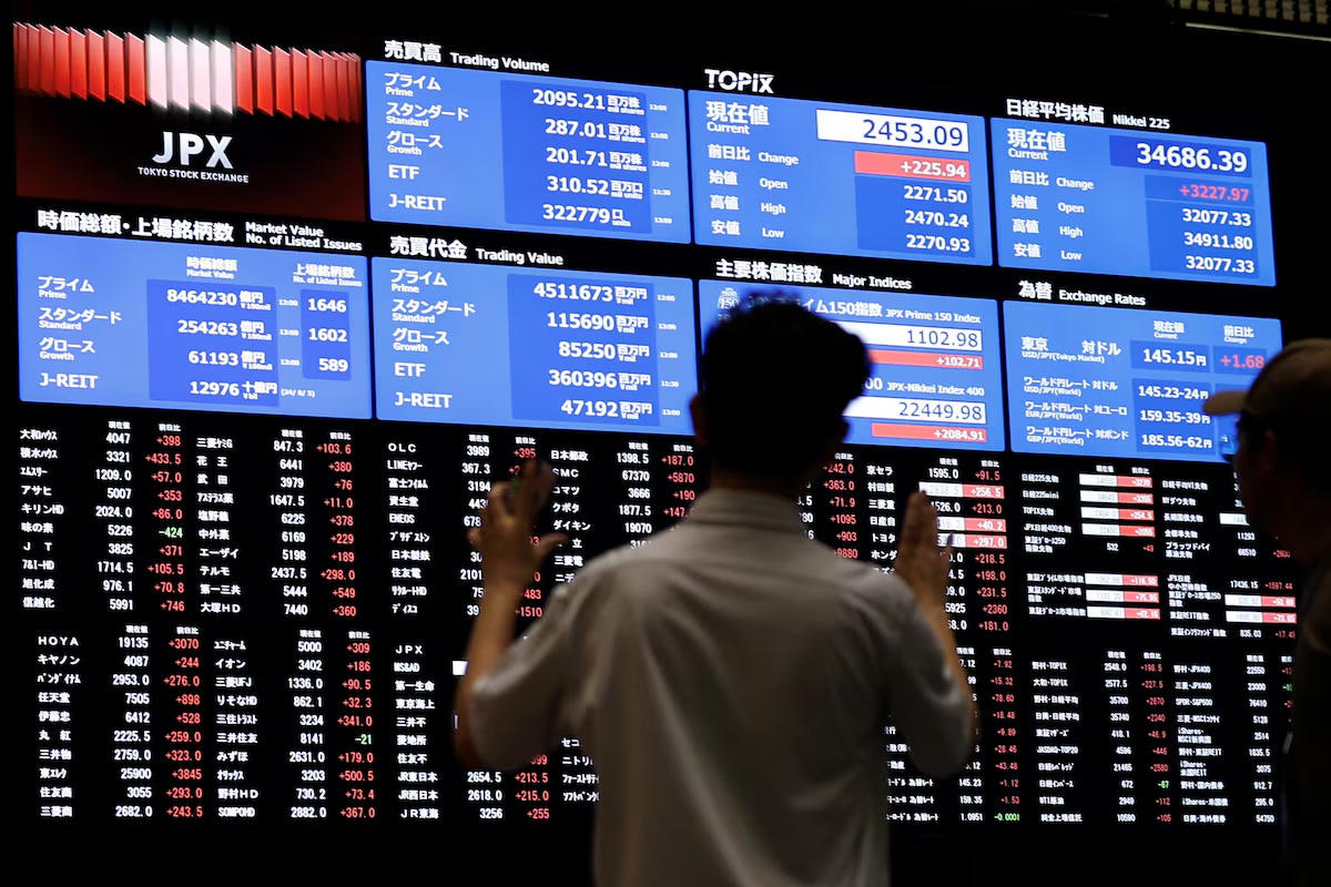 Bảng điện tại Sở Giao dịch chứng khoán Tokyo, Nhật Bản. Ảnh tư liệu: Reuters/Willy Kurniawan.