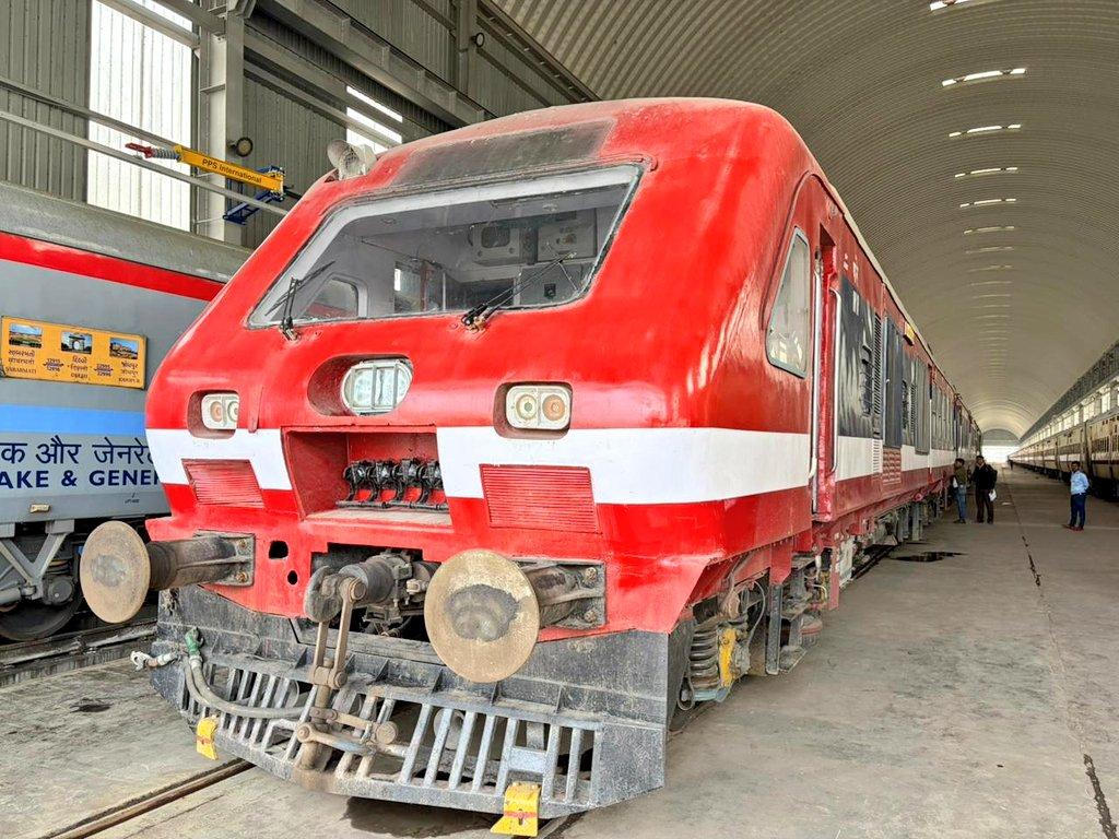 Đoàn tàu DEMU sử dụng hệ thống nhiên liệu kép LNG - diesel đầu tiên của Ấn Độ tại Sabarmati, Ahmedabad. Trong ảnh là đầu tàu DEMU. Ảnh: Ahmedabad Division/Railways.