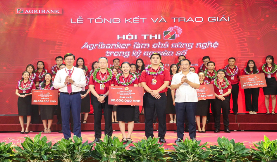 Agribank tổ chức Lễ tổng kết và trao giải Hội thi “Agribanker làm chủ công nghệ trong kỷ nguyên số”, góp phần khuyến khích cán bộ, người lao động học tập, làm chủ công nghệ và phát huy tinh thần đổi mới sáng tạo. Nguồn: Agribank.