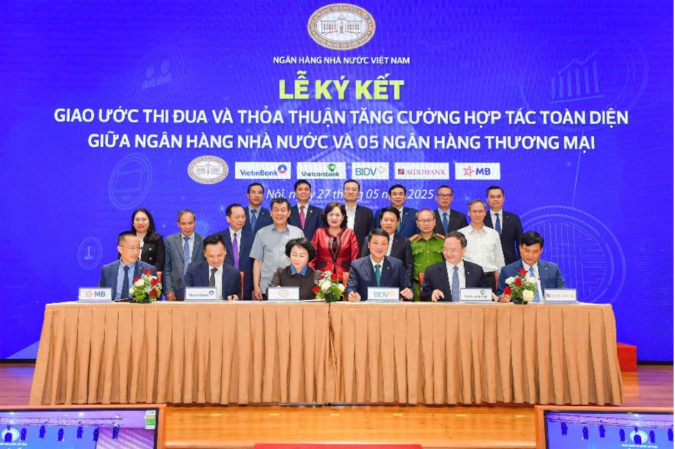 Lễ ký Thỏa thuận tăng cường hợp tác toàn diện giữa Ngân hàng Nhà nước và 5 ngân hàng thương mại ngày 27/5/2025. Nguồn: Agribank.