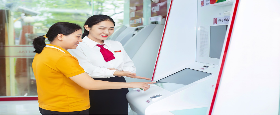 Cán bộ Agribank hướng dẫn khách hàng tiếp cận và trải nghiệm dịch vụ ngân hàng số. Nguồn: Agribank.