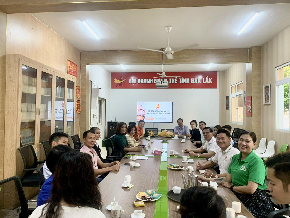 Chương trình “Cà phê doanh nhân” tạo không gian để lãnh đạo địa phương, cơ quan quản lý trực tiếp trao đổi, tiếp nhận và giải đáp kiến nghị của cộng đồng doanh nghiệp. Ảnh: Cổng TTĐT tỉnh Đắk Lắk.