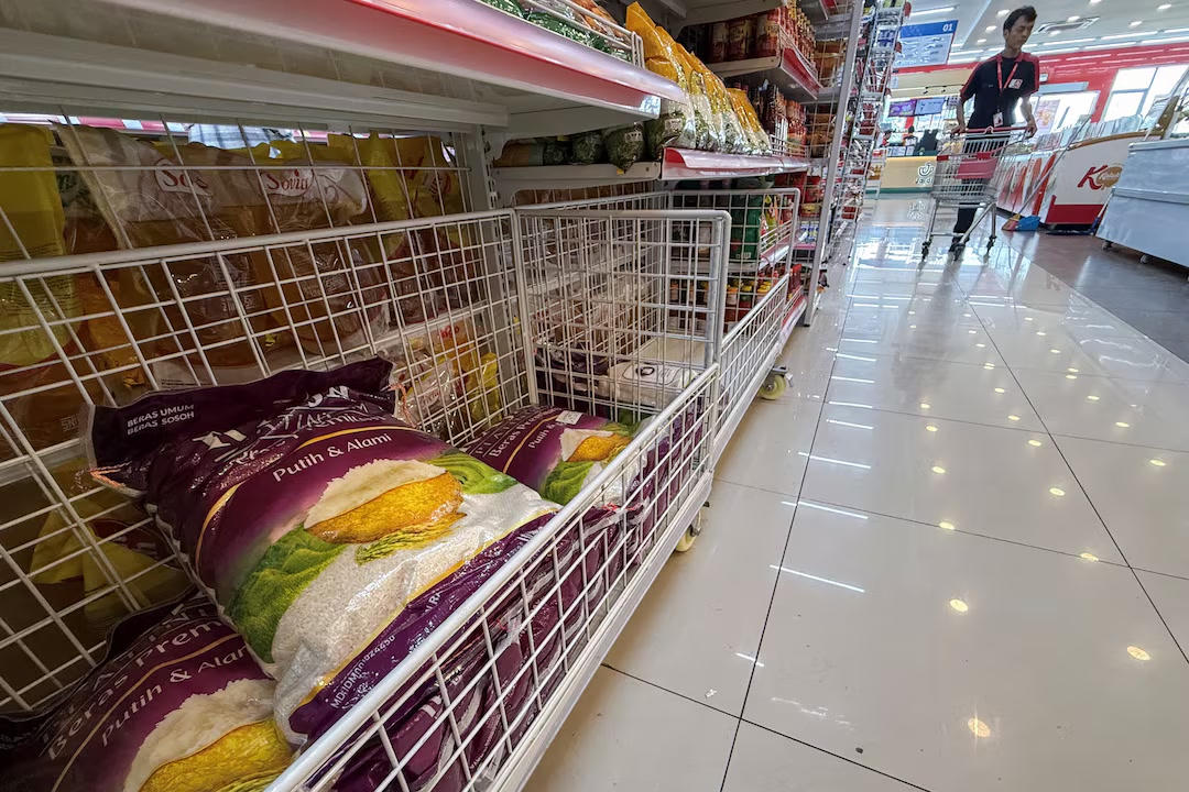 Gạo cao cấp bày bán tại một siêu thị ở Jakarta, Indonesia ngày 1/10/2026. El Niño đang làm gia tăng lo ngại về nguồn cung lương thực tại Đông Nam Á. Ảnh: Reuters/Willy Kurniawan.