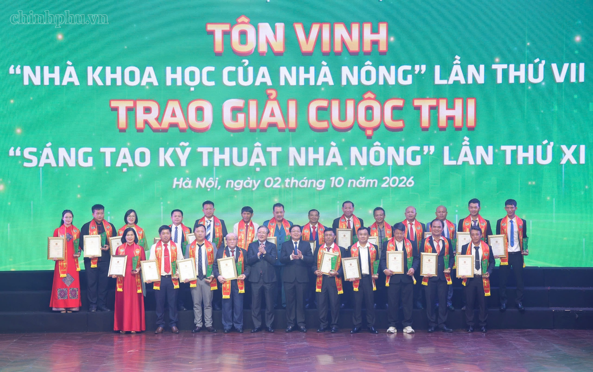 Phó Thủ tướng Hồ Quốc Dũng và Chủ tịch Hội Nông dân Việt Nam Lương Quốc Đoàn trao giải Cuộc thi "Sáng tạo kỹ thuật nhà nông" lần thứ XI, năm 2026. Ảnh: chinhphu.vn/Gia Huy