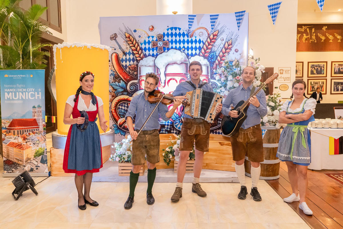 Không gian Oktoberfest với trang phục Bavaria và ban nhạc biểu diễn trực tiếp, tái hiện sắc màu lễ hội truyền thống của Đức tại Đà Nẵng. Ảnh tư liệu.