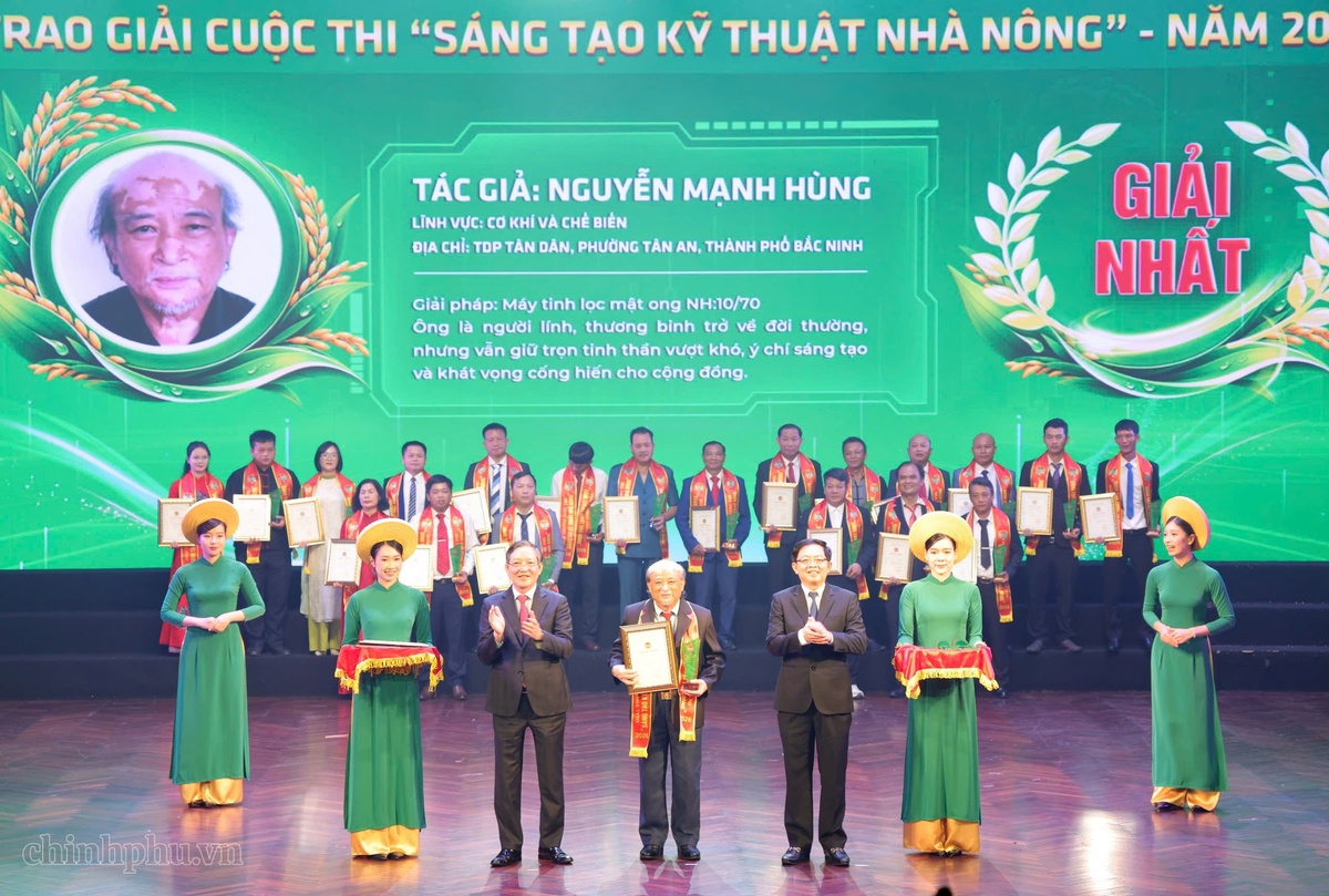 Từ máy lọc mật ong đến nấm Lim xanh: Những sáng kiến nông dân được vinh danh