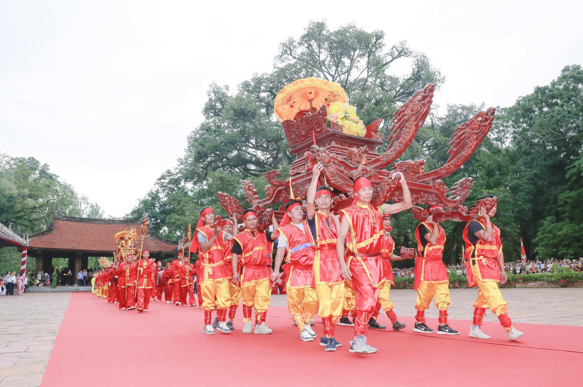 Đoàn rước kiệu trong không gian Khu di tích quốc gia đặc biệt Lam Kinh, một trong những nghi lễ truyền thống nổi bật của Lễ hội Lam Kinh. Ảnh tư liệu