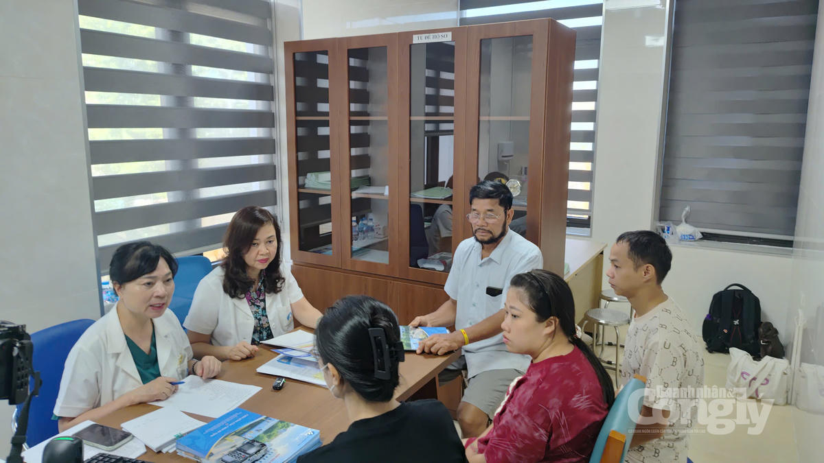 Gần 40 năm kinh nghiệm trong lĩnh vực hỗ trợ sinh sản, bác sĩ Nguyễn Thị Nhã luôn tận tâm, bền bỉ đồng hành cùng những gia đình mong con. (Ảnh: Anh Đức).