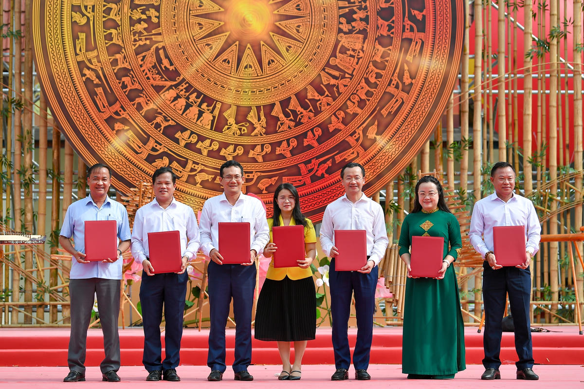 Các đại biểu thực hiện Lễ ký kết Quy chế phối hợp giữa thành phố Hà Nội với 10 tỉnh, thành phố. Ảnh: Thế Đại/Chinhphu.vn