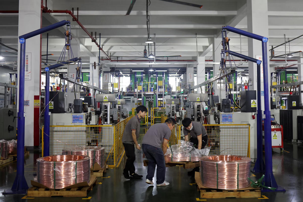 Công nhân làm việc tại dây chuyền sản xuất sản phẩm đồng ở Ganzhou, tỉnh Giang Tây, Trung Quốc. Ảnh: Reuters.