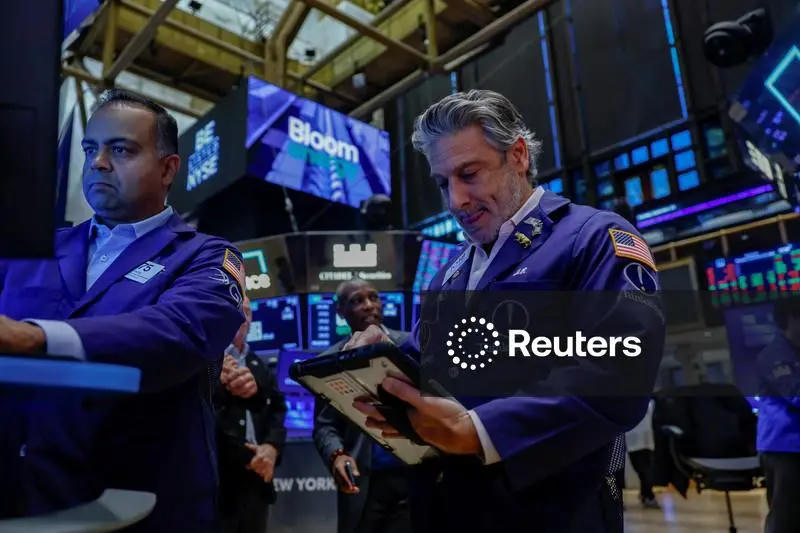 Các nhà giao dịch làm việc trên sàn Sở Giao dịch Chứng khoán New York (NYSE), Mỹ, ngày 29/9/2026. Ảnh: Reuters/Jeenah Moon.
