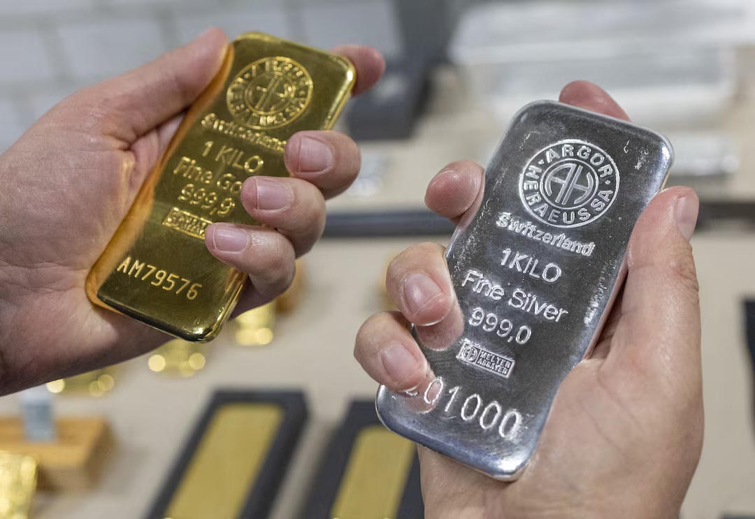 Thỏi bạc 1kg tại nhà máy tinh luyện Argor-Heraeus ở Thụy Sĩ. Ảnh: Reuters/Denis Balibouse.
