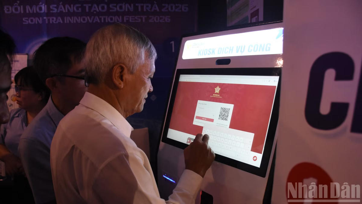 Người dân có thể trực tiếp tiếp cận các hoạt động hỗ trợ chuyển đổi số như định danh điện tử, tích hợp dữ liệu lên VNeID. Ảnh: Anh Đào/Báo Nhân Dân