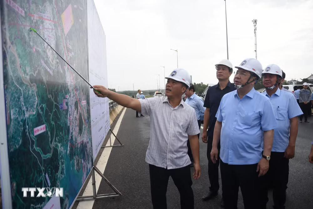 ttxvn_pho-thu-tuong-thuong-truc-lam-viec-voi-cac-don-vi-lien-quan-ve-tien-do-du-an-cang-hang-khong-quoc-te-long-thanh-9065616-2.jpg