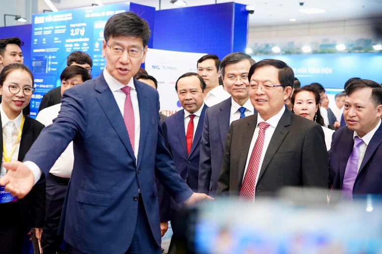 Tổng Giám đốc Samsung Việt Nam Na Ki Hong giới thiệu với Phó Thủ tướng Hồ Quốc Dũng về những sản phẩm Samsung - Ảnh chinhphu.vn/Nguyễn Đức.