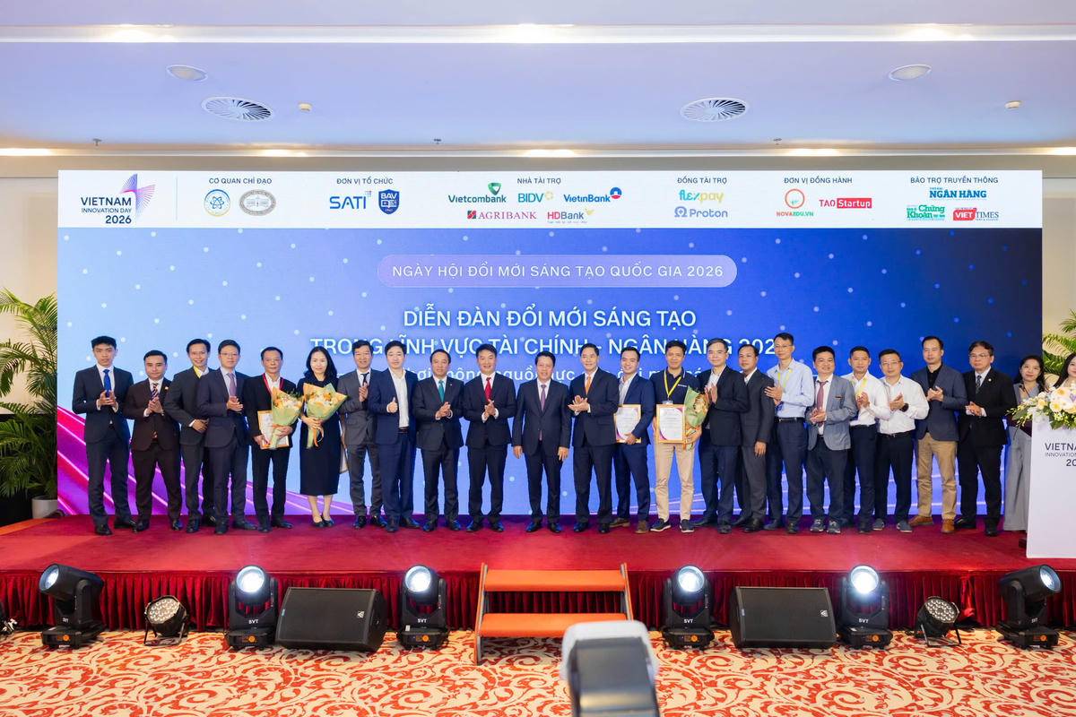 Phó Thống đốc Ngân hàng Nhà nước Việt Nam Phạm Tiến Dũng chụp ảnh cùng các đại biểu tham dự Diễn đàn; ông Lê Hồng Phúc - Phó Tổng Giám đốc Agribank (thứ 7 từ phải sang) đại diện Agribank tham dự chương trình.