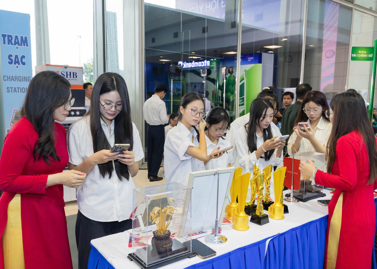 Gian trưng bày của Agribank thu hút sự quan tâm của đông đảo khách hàng trẻ.