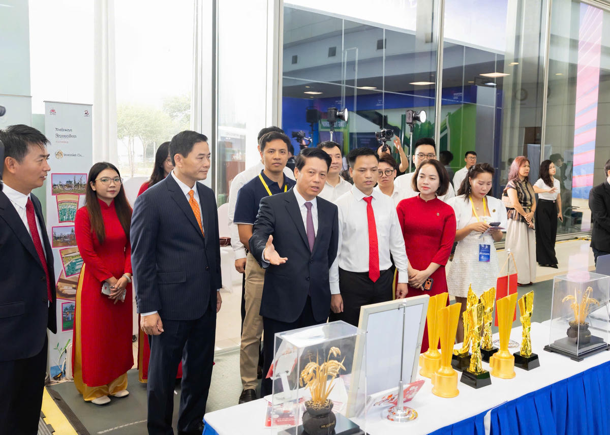 Phó Thống đốc Ngân hàng Nhà nước Việt Nam Phạm Tiến Dũng tham quan gian hàng Agribank tại khu trưng bày giải pháp đổi mới sáng tạo ngành Ngân hàng.