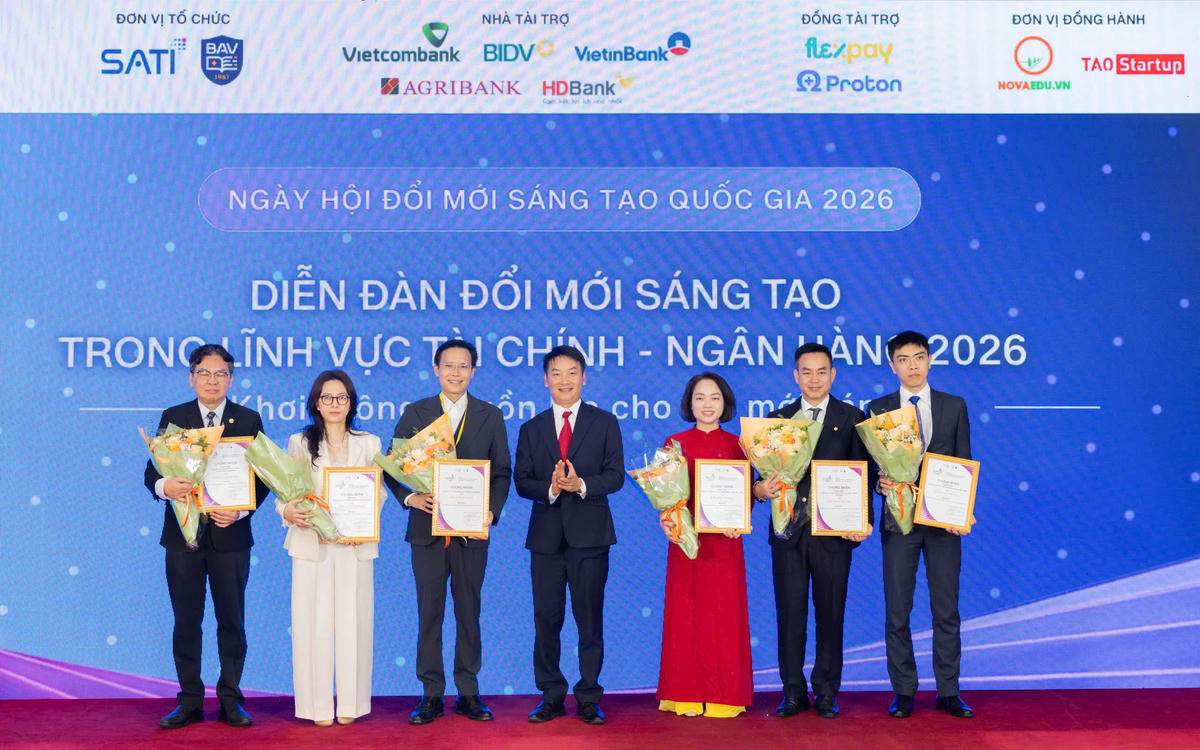 Đại diện Agribank nhận vinh danh của Ban Tổ chức dành cho các nhà tài trợ đồng hành cùng Diễn đàn.