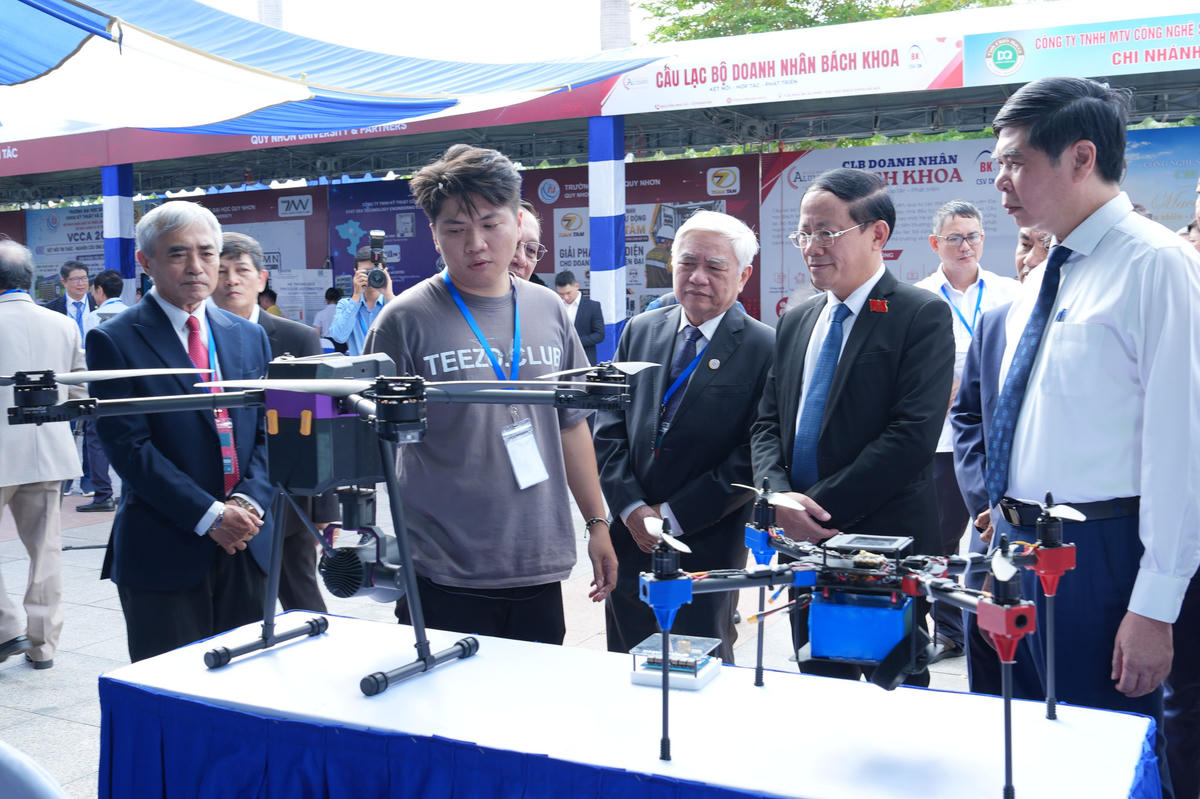 Các đại biểu tham quan gian trưng bày sản phẩm khoa học công nghệ tại Triển lãm Quốc tế về Điều khiển và Tự động hóa lần thứ 8.