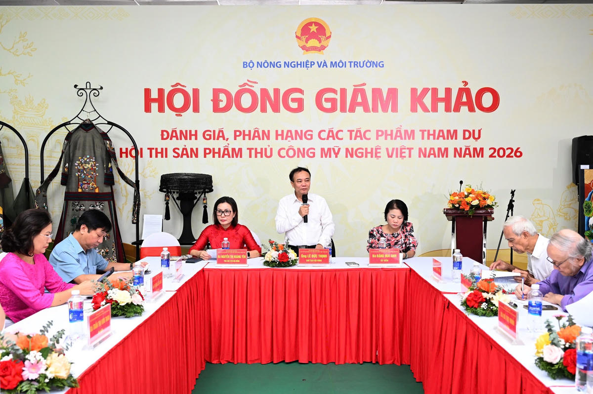 Hội đồng giám khảo họp chung khảo đánh giá, phân hạng các tác phẩm tham dự Hội thi Sản phẩm thủ công mỹ nghệ Việt Nam năm 2026. Ảnh:  Cục Kinh tế hợp tác và Phát triển nông thôn - Bộ Nông nghiệp và Môi trường.