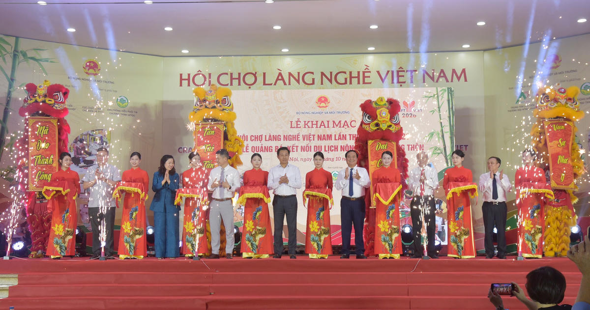 Các đại biểu cắt băng khai mạc Hội chợ Làng nghề Việt Nam lần thứ 22 năm 2026.