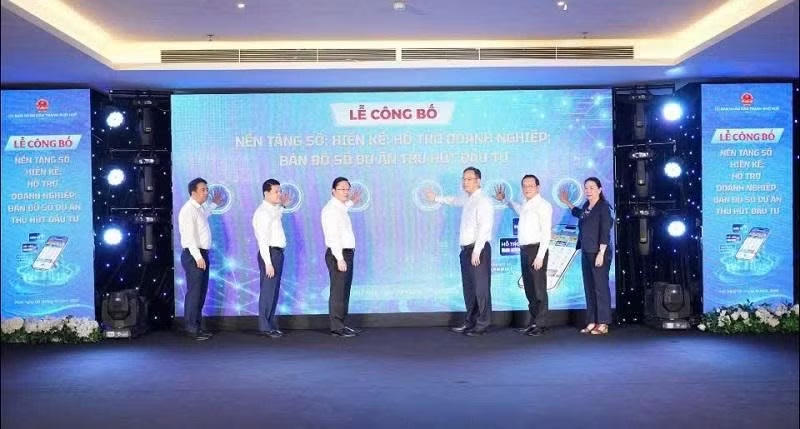 Các đồng chí lãnh đạo thành phố nhấn nút ra mắt hệ thống nền tảng số. Ảnh: Quang Tiến