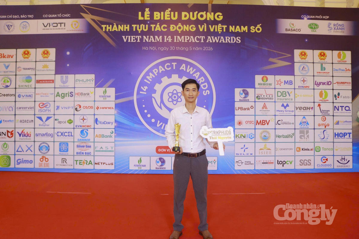 Ông Hoàng Văn Tuấn -Giám đốc Hợp tác xã Trà an toàn Phú Đô, tại Lễ biểu dương Thành tựu tác động vì Việt Nam số - Vietnam I4 Impact Awards, tổ chức tại Hà Nội ngày 30/5/2026.
