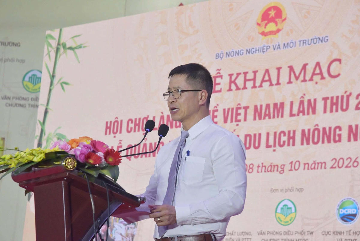Ông Nguyễn Minh Tiến, Giám đốc Trung tâm Xúc tiến thương mại nông nghiệp phát biểu khai mạc Hội chợ Làng nghề Việt Nam 2026.