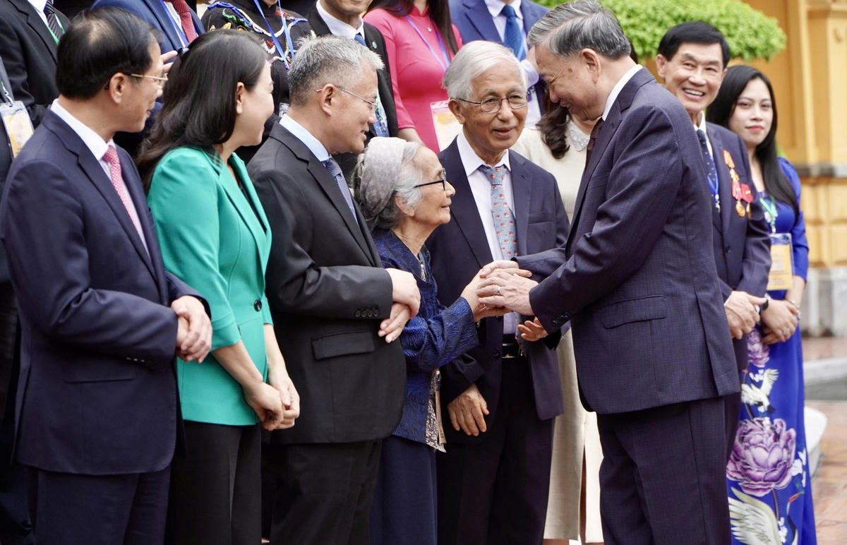 Tổng Bí thư, Chủ tịch nước Tô Lâm gặp gỡ đại biểu kiều bào về dự Hội nghị người Việt Nam ở nước ngoài toàn thế giới lần 4 và Diễn đàn Trí thức và Chuyên gia Việt Nam ở nước ngoài năm 2024. Ảnh: Bộ Ngoại giao
