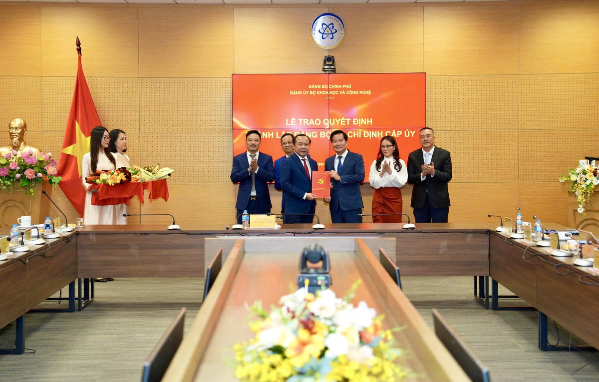 Bộ trưởng Vũ Hải Quân trao Quyết định thành lập Đảng bộ Cục An toàn bức xạ và hạt nhân.  Ảnh: Bộ Khoa học và Công nghệ
